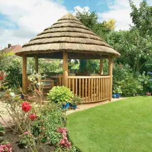 Amanzi Breeze House in garden