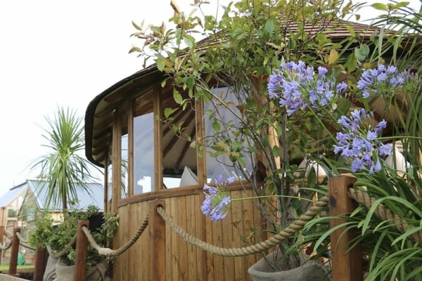 Breeze House Oval Cape