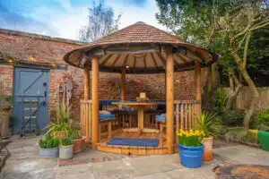 Safari Breeze House in a walled garden