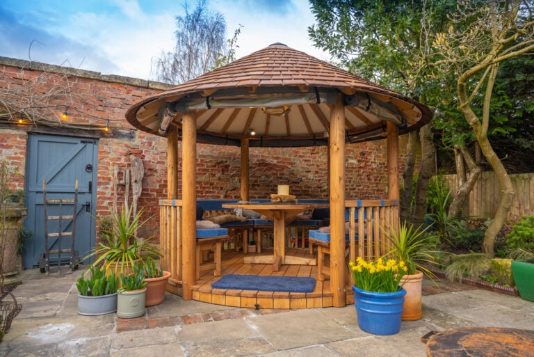 Safari Breeze House in a walled garden