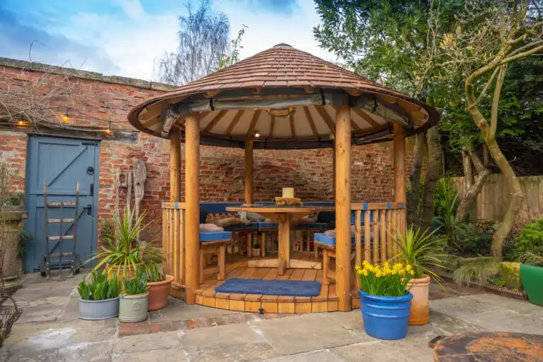 Safari Breeze House in a walled garden