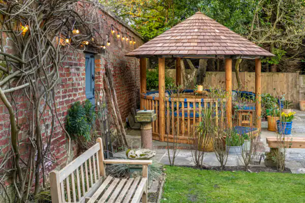 Safari Breeze House in a walled garden