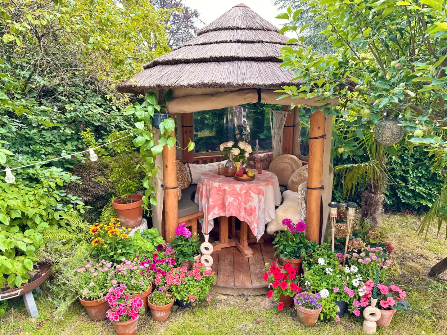 Dani Sandels Mara Breeze House decorated for Spring/Summer with a pink cake in the centre table.