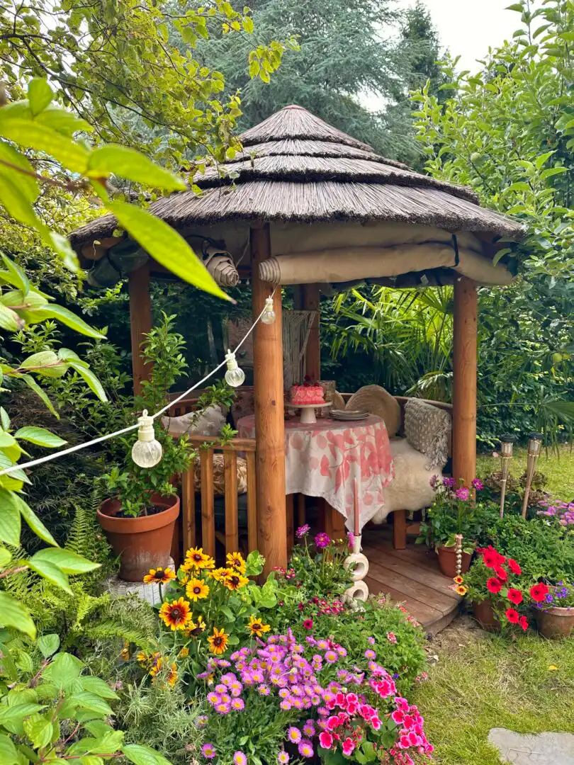 Dani Sandels Mara Breeze House decorated for Spring/Summer with a pink cake in the centre table.