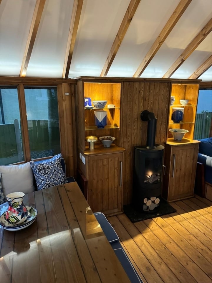 Dan Walker's Log Burning Stove in his Breeze House (5)