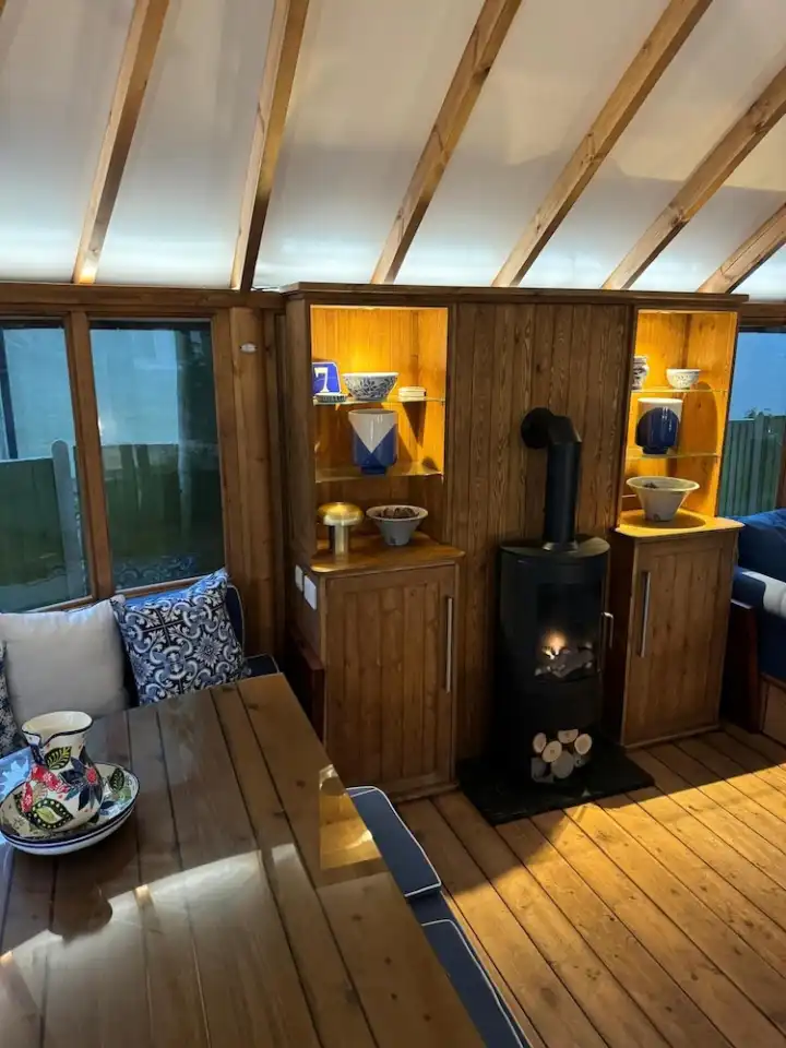 Dan Walker's Log Burning Stove in his Breeze House (5)