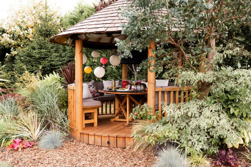 Circle Safari Grill Cedar Shingle Roof Cocktail Shoot 007